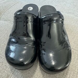 Dansko Womens Black Patent Clog Shoes